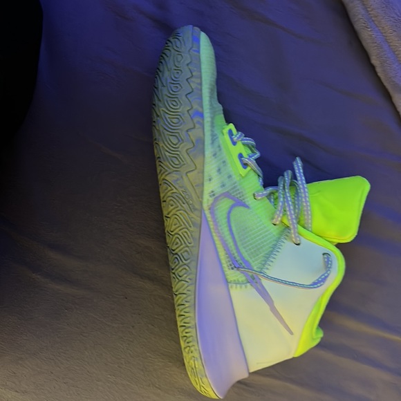 Kyrie flytrap Iv - Picture 2 of 8